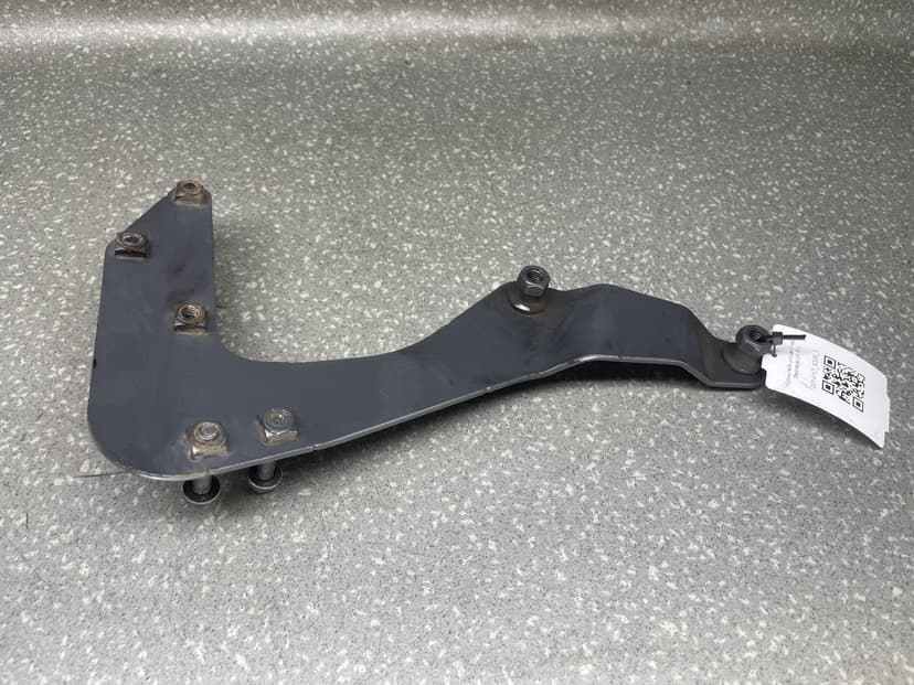 Кронштейн угловой части бампера LH (6 серия)