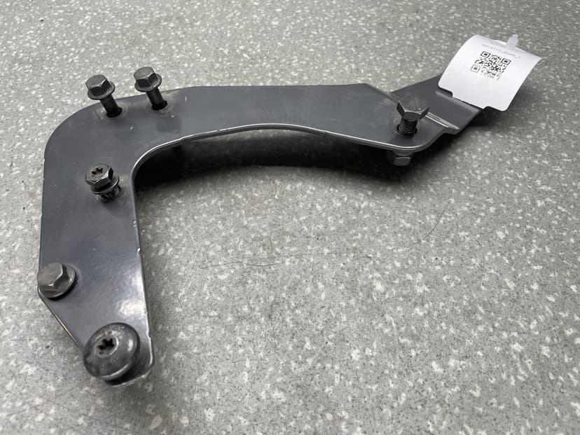 Кронштейн угловой части бампера LH (6 серия)