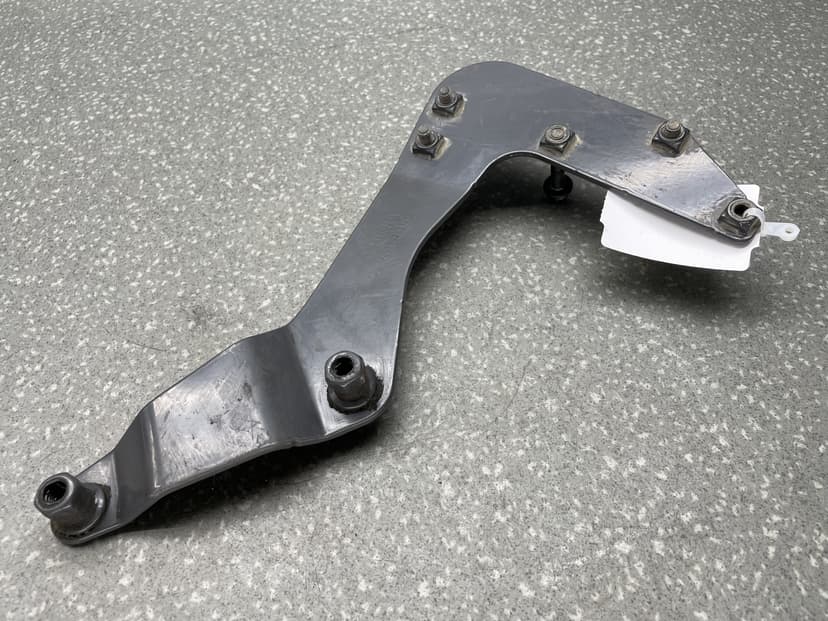 Кронштейн угловой части бампера LH (6 серия)