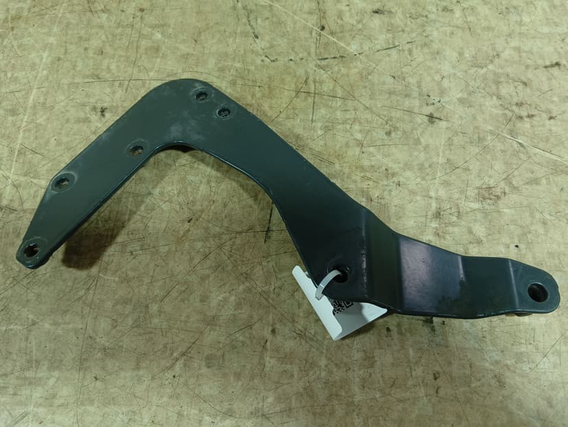 Кронштейн угловой части бампера LH (6 серия)