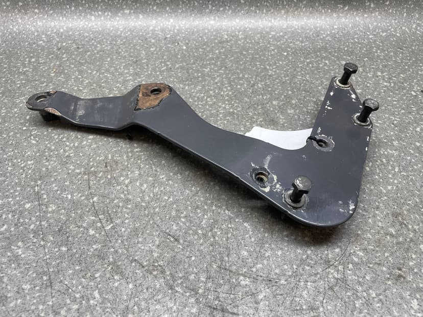 Кронштейн угловой части бампера LH (6 серия)