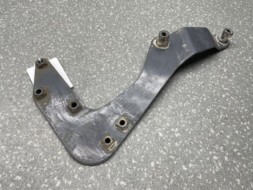 Кронштейн угловой части бампера LH (6 серия)